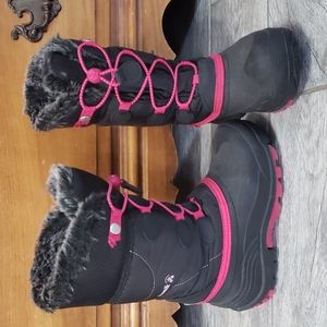 Girls snow boots.